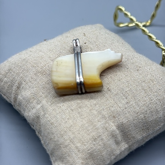 Zuni fetish carving of a bear made from mother-of-pearl shell. Charm - Picture 5 of 8